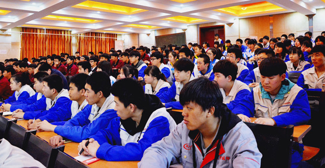 学生干部们用心听讲.jpg