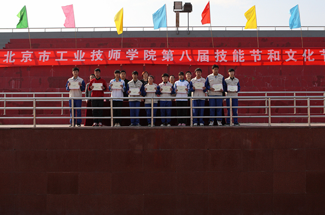 市三好学生上台领奖.jpg 市三好学生上台领奖.jpg