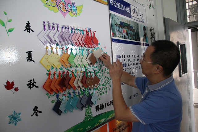 童华强院长参观班级文化建设.jpg