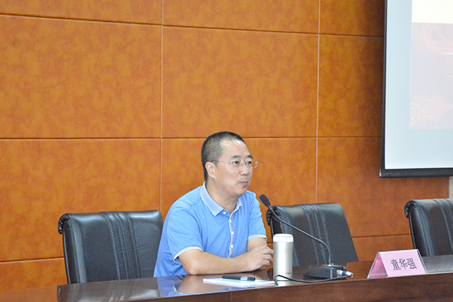 童院长做“寻找班主任的职业精神”培训.jpg
