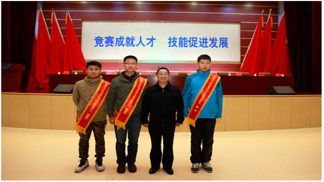 2童华强院长与获奖选手代表合影.jpg