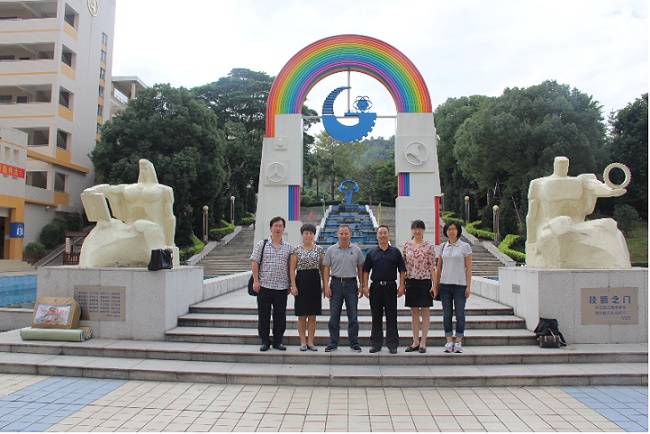 与中山市技师学院院长郭敏雄合影.jpg