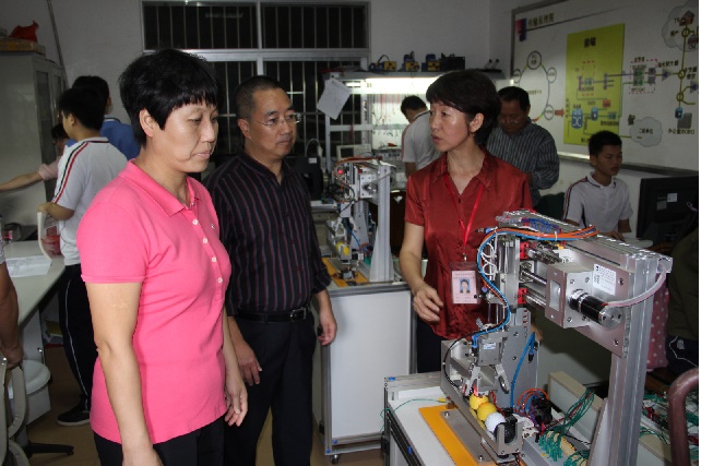 参观珠海市技师学院实训室.jpg