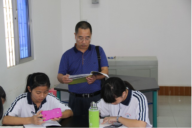 童院长了解海南省技师学院一体化课程教学情况.jpg