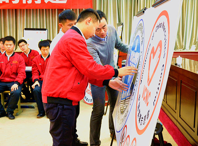 我院学生现场拼图互动.jpg