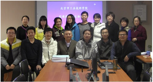 评审专家与环保系教师合影.jpg