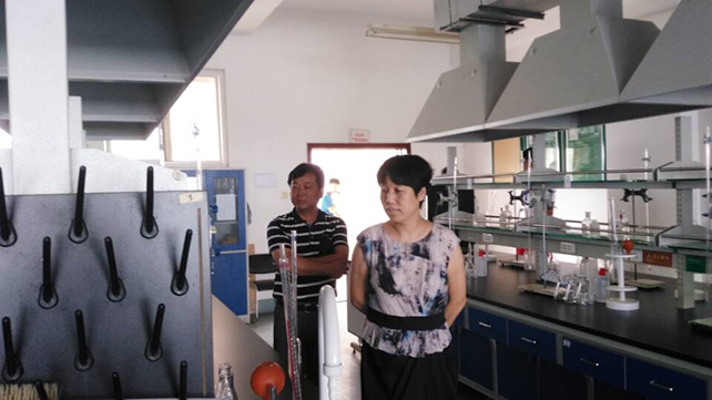 图2:技师学院院长包英华老师,副院长熊军权老师视察实操赛场.jpg 图2:技师学院院长包英华老师,副院长熊军权老师视察实操赛场.jpg