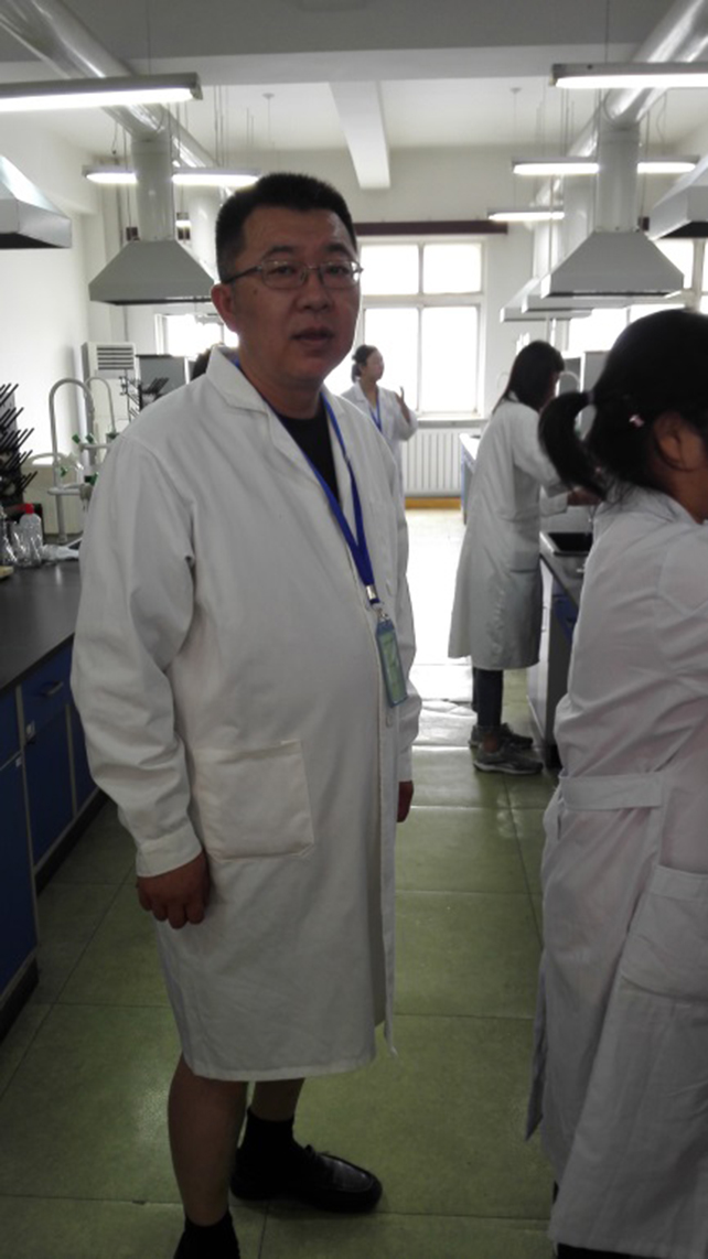 图4:食品检验工初赛总裁判长李曙光老师.jpg 图4:食品检验工初赛总裁判长李曙光老师.jpg