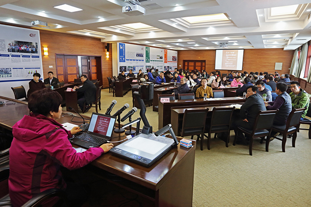 图3 第三党支部书记孙秋云同志向全体党员解读十八届六中全会公报.jpg