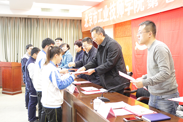 3- 学院领导颁发结业证书.jpg