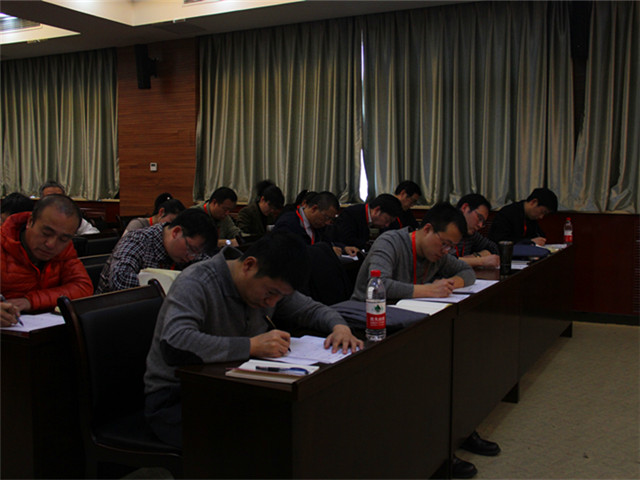 图2 教职工代表认真填写.JPG
