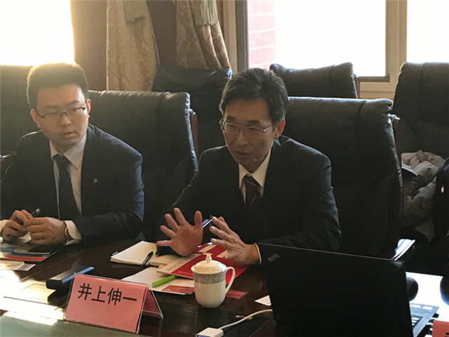 图3 井上伸一局长在会上介绍学校情况.png