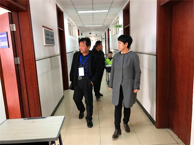 图6 领导检查答辩考场准备情况.jpg