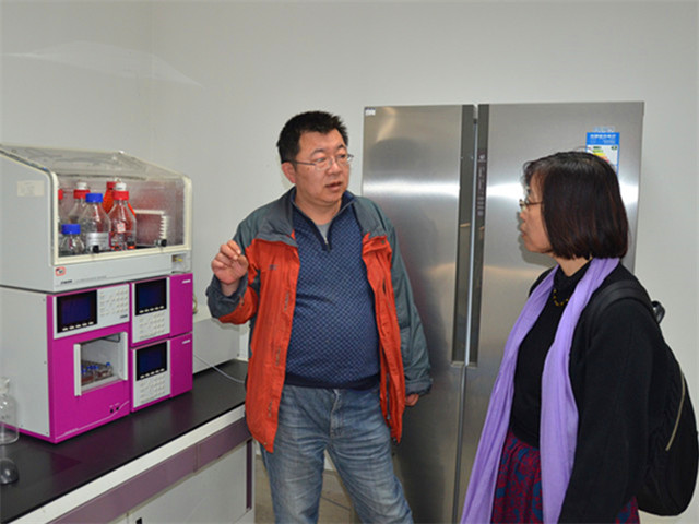 图三 李曙光老师介绍食品检测中心情况.jpg
