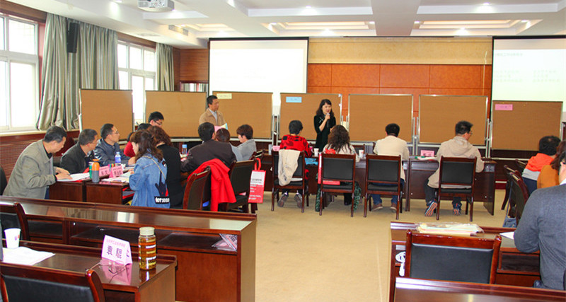 图2 袁騉教授和张晓梅博士组织会议.JPG