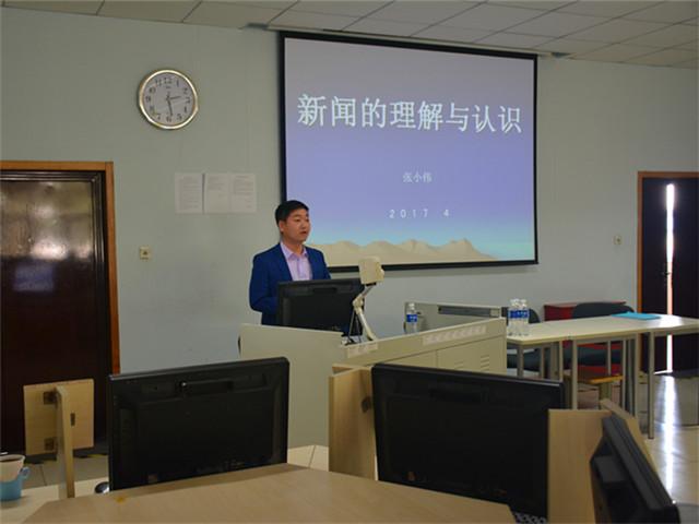 张小伟对宣传信息员进行培训.JPG