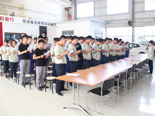 图3全体学生干部宣读承诺书.JPG