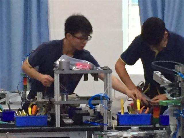 文内插图2+我院选手殷诚浩和谢虎紧张合作完成比赛任务.JPG