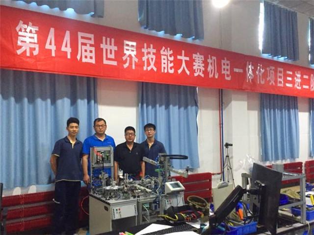 文内插图4+与比赛成果合影.JPG