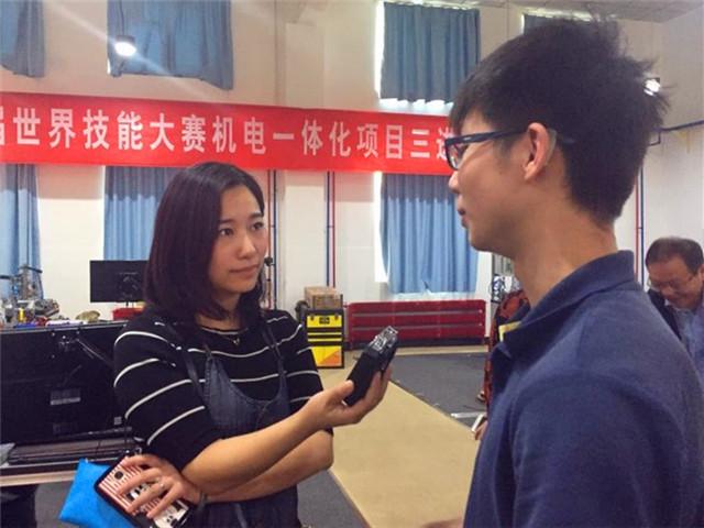 文内插图5+我院选手殷诚浩接受采访.JPG