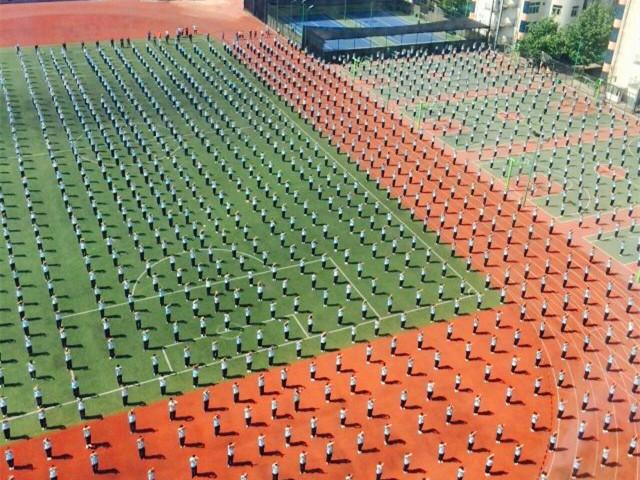 图四学生上操全景.JPG