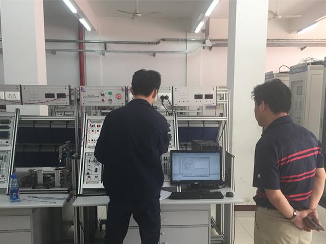 图2  学院领导参观单片机项目决赛_副本.jpg
