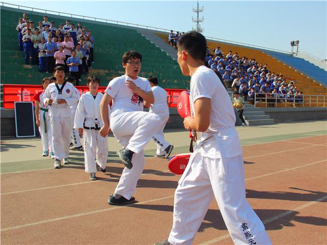 5图四开幕式社团展示.jpg