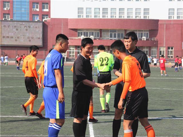 11图示十一赛前运动员向裁判员握手致意.jpg