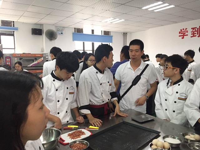 图3. 我校教师与学生交流.jpg