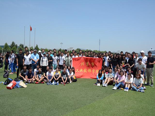 图一领队老师与参赛学生合影.jpg 图一领队老师与参赛学生合影.jpg