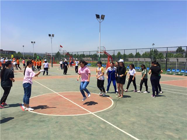 图十七高级工女子组八字跳绳.jpg