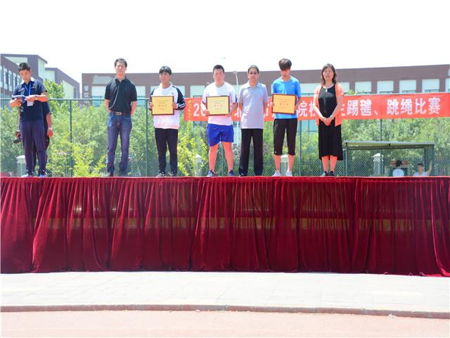 图十四学生登台领奖.jpg