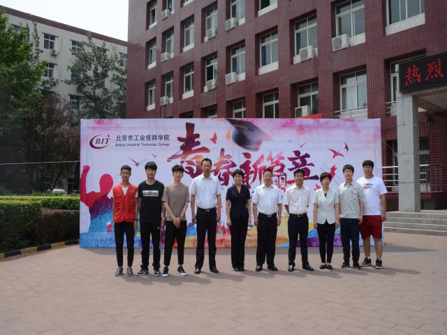 图一  学院领导与校友会成员合影.jpg