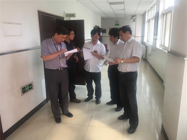 图一 校领导审核考试试卷.jpg 图一 校领导审核考试试卷.jpg