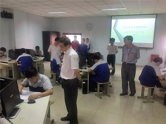 图二 校领导技师选拔考试进行监考.jpg 图二 校领导技师选拔考试进行监考.jpg