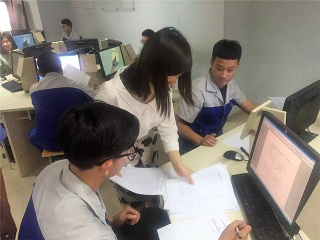 图八 数控系老师刘晓亚分发考试试卷.jpg