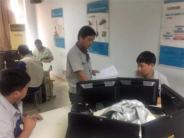 图六 数控系杨学军老师分发考试试卷.jpg
