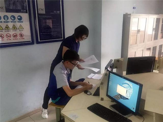 图七 数控系肖媛媛老师分发考试试卷.jpg