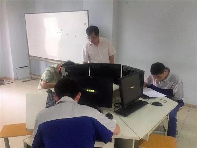 图十一 考生们认真作答.jpg