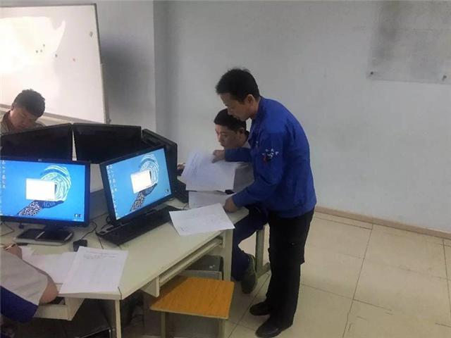 图五 数控系郭卫国老师分发考试试卷.jpg
