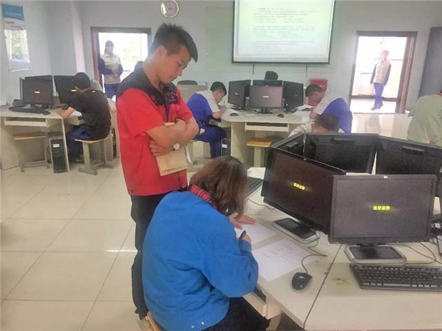 图十 数控系学生会技师班王磊查看考生考试情况.jpg 图十 数控系学生会技师班王磊查看考生考试情况.jpg