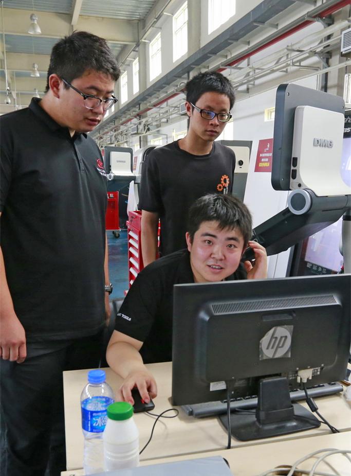 图6 学院教练指导中华台北数控车选手训练.JPG