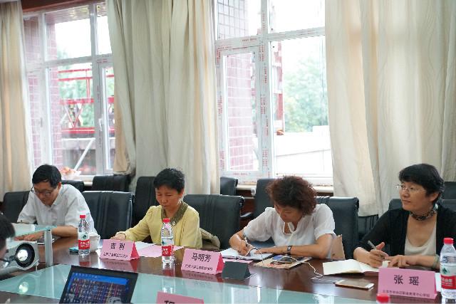 1、专家组成员听取开题汇报.jpg 1、专家组成员听取开题汇报.jpg