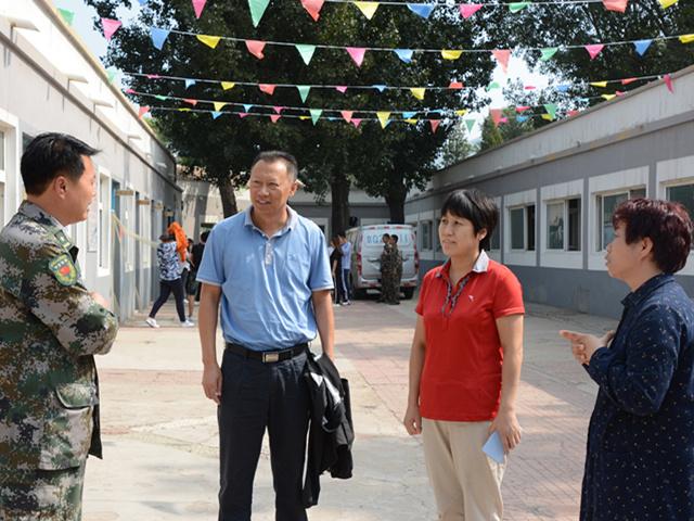 图一 包英华院长、副院长刘斌与军训基地负责人亲切交谈_副本.jpg